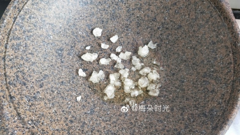 糖醋排骨,开始炒糖色，炒锅内倒油，加<a style='color:red;display:inline-block;' href='/shicai/ 866'>冰糖</a>小火慢慢炒