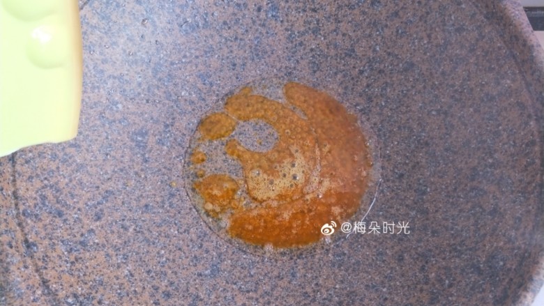 糖醋排骨,糖融化以后会慢慢变成红色
