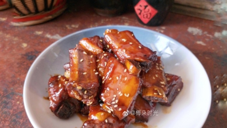 糖醋排骨,出锅，撒熟白芝麻。