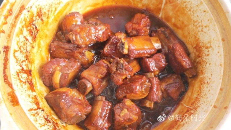 糖醋排骨,40分钟后，开大火收汁，最后倒入米醋，陈醋也可以，陈醋稍酸一点。再撒一点鸡精就可以关火了。
