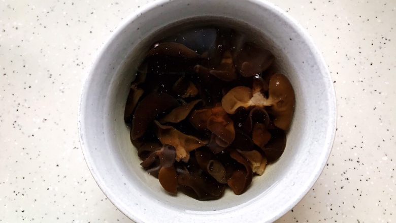 四色里脊肉,木耳提前泡发