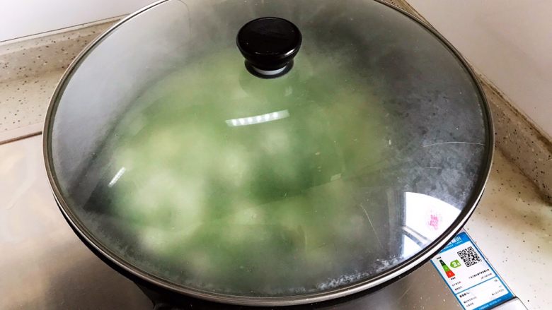 四色里脊肉,盖上锅盖,转小火焖煮2分钟