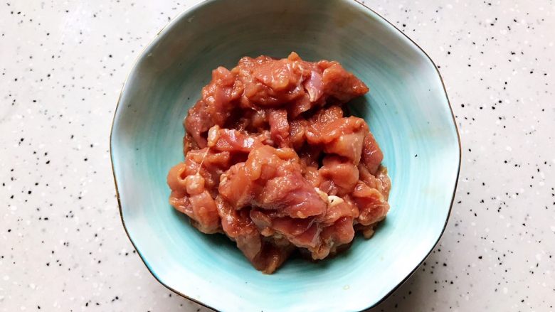四色里脊肉,抓均匀,腌制备用