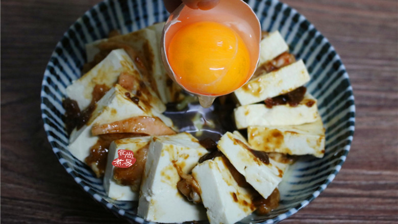 五花肉豆腐蒸荷包蛋,中间磕一个<a style='color:red;display:inline-block;' href='/shicai/ 9'>鸡蛋</a>铺在上面,渗出的蛋液正好封住豆腐,让食材的香气不外漏。