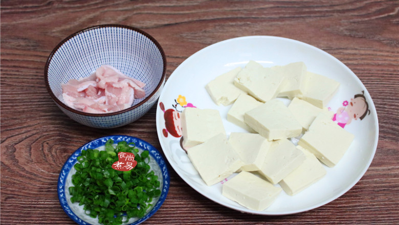 五花肉豆腐蒸荷包蛋,把豆腐切成2厘米左右的厚片,<a style='color:red;display:inline-block;' href='/shicai/ 157'>小葱</a>洗净切碎。