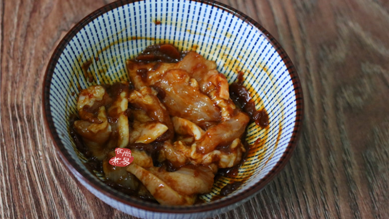 五花肉豆腐蒸荷包蛋,切好的五花肉调<a style='color:red;display:inline-block;' href='/shicai/ 4510'>黄豆酱</a>抓匀,腌制片刻。