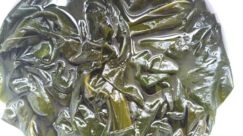 凉拌海藻菜,冲洗干净,用清水泡20分钟