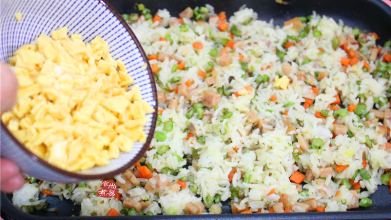 蔬菜鸡蛋炒饭,倒入鸡蛋碎