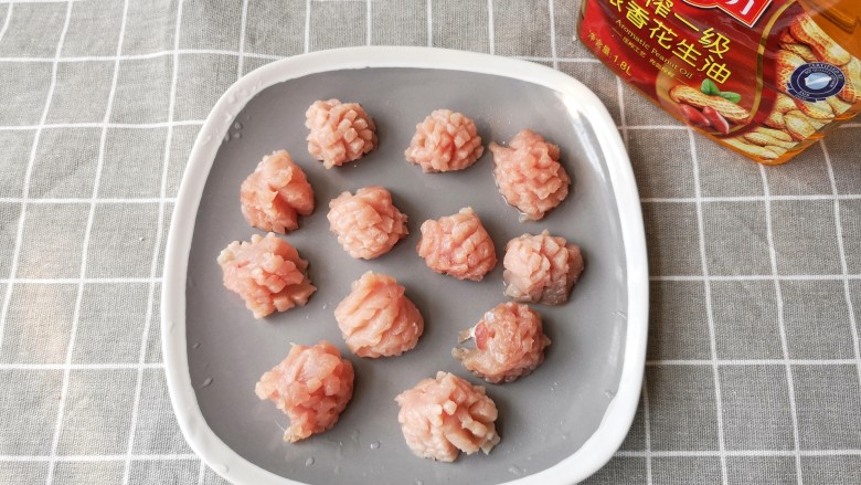 福州荔枝肉,然后切成斜形块(切方法同切鱿鱼花。)。因剞的深度、宽度均匀恰当,炸后卷缩成荔枝形(也可先握成荔枝形)。