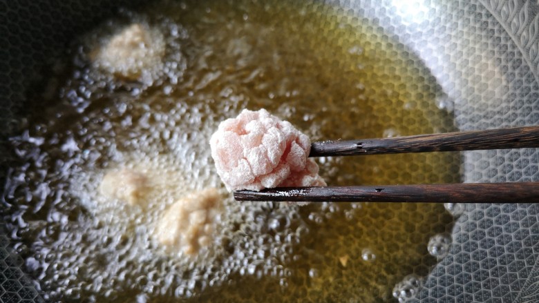 福州荔枝肉,将肉片一个个地卷成圆球状的荔枝肉（打花刀面朝外，最好是都卷好了备用，再一个个不间断地下入油锅。