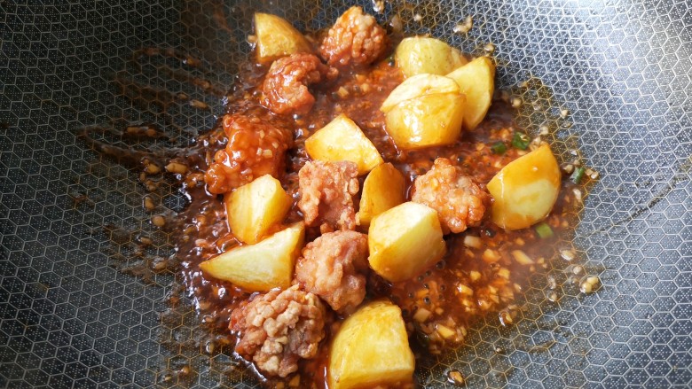 福州荔枝肉,倒入炸好的荔枝肉和土豆,轻轻翻炒均匀。