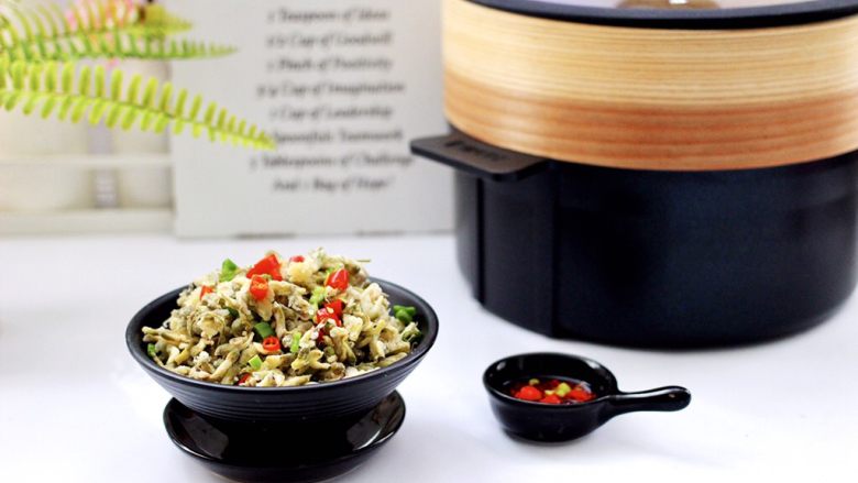 槐花麦饭正当时,浓浓的槐花香味和淡淡的麦香味道,让人垂涎欲滴。