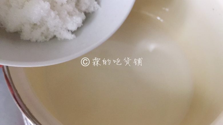 美美滴芒果慕斯,细砂糖加入牛奶中,小火加热至糖融化,关火。