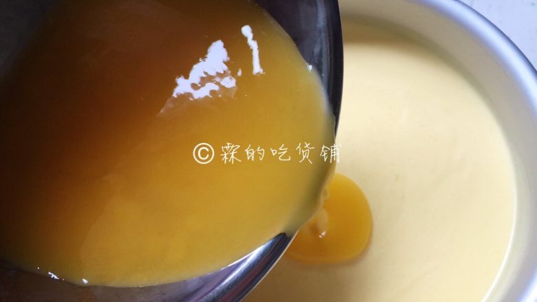美美滴芒果慕斯,搅匀后倒在已凝固的果泥上,放入冰箱继续冷藏两小时左右。