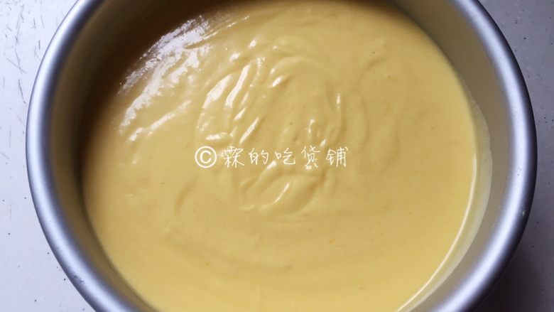 美美滴芒果慕斯,然后把拌匀的果泥,倒入放了饼干碎的模具中,冰箱冷藏两小时后取出加镜面。
