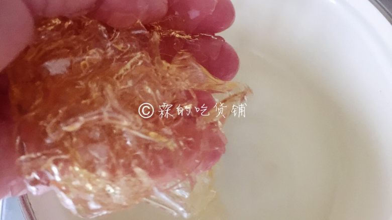 美美滴芒果慕斯,把软化的吉利丁片放入牛奶中,搅拌至吉利丁片融化。
