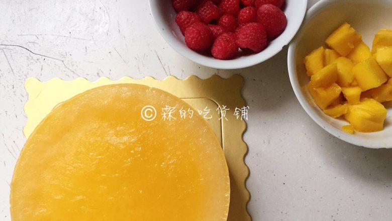 美美滴芒果慕斯,可以另外准备一些水果,随意的在蛋糕顶部摆放装饰。