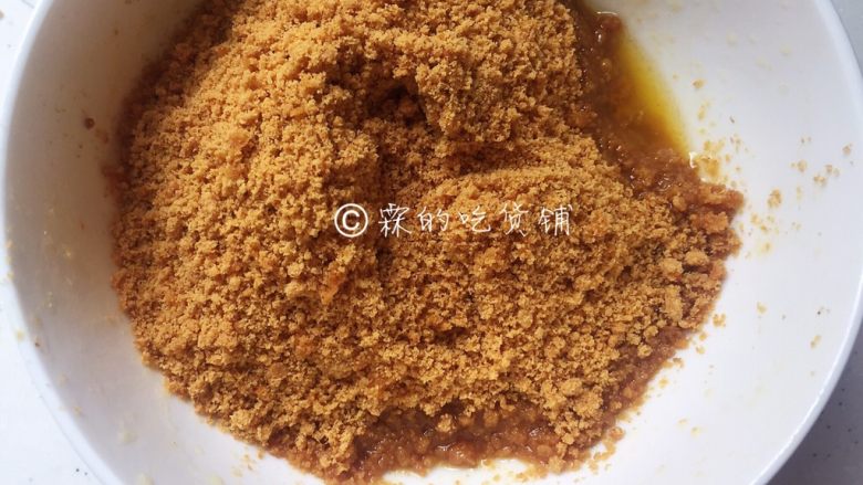 美美滴芒果慕斯,随后把融化的黄油倒入饼干碎中,拌匀。