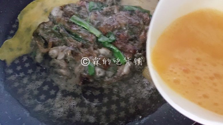 海蛎煎,<a style='color:red;display:inline-block;' href='/shicai/ 9'>鸡蛋</a>打散,在海蛎子的外面浇上一圈。