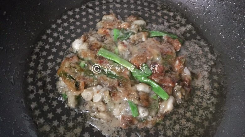 海蛎煎,煎至一面呈焦黄色后,翻面。
