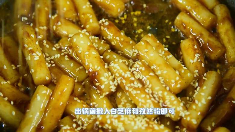火爆的街边小吃,家里做起来又好吃又简单,出锅前撒入白芝麻和孜然粉即可。