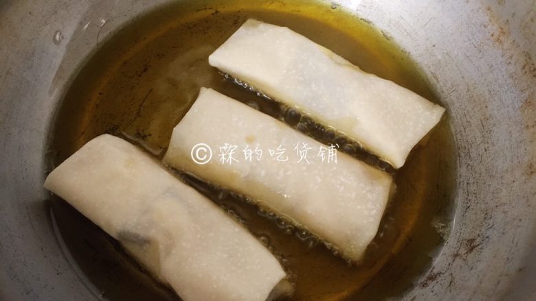 鲜虾芝士春卷,油锅烧热,戳一个筷子进去,筷子头周边出现密集的泡泡,就可以开炸了。春卷放入,中小火慢炸,炸至两面金黄色,捞出。