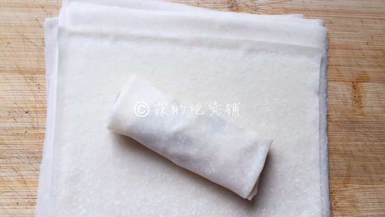 鲜虾芝士春卷,然后朝上卷起,就可以了。接口处如果怕散,可以抹上一点点水把它粘牢。(还可以把皮子转个45度,包成尖角收口的那种,反正包的方法一样,怎么顺手就怎么来吧。)