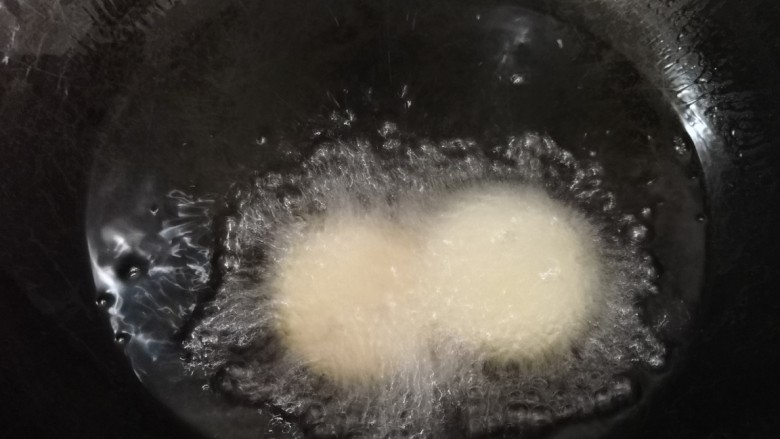 笑脸土豆饼,锅中倒入油烧至6成热,下土豆饼小火炸至表面金黄。