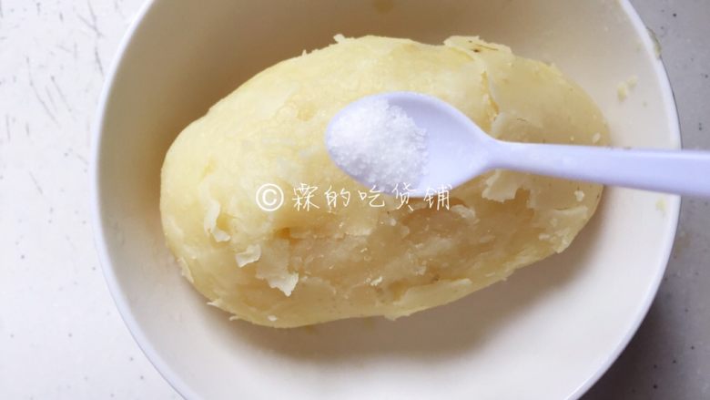 火山土豆泥,土豆煮熟去皮后,加小半勺的盐。