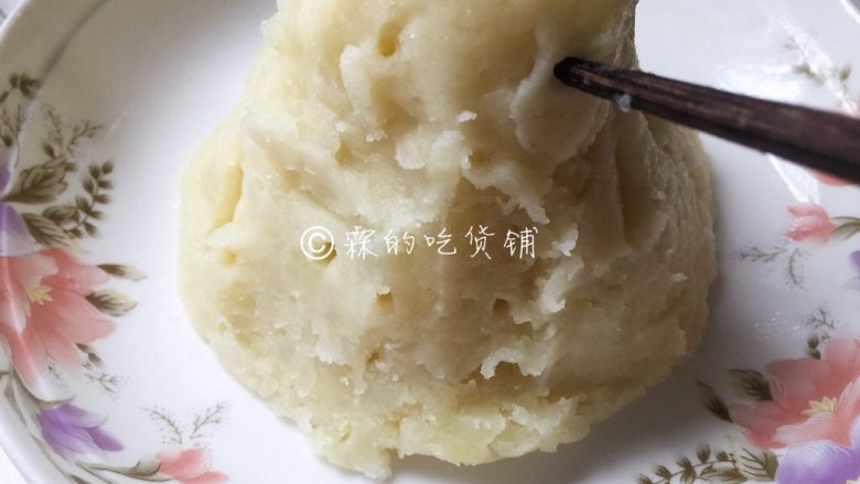 火山土豆泥,然后用筷子头在上面戳一些小洞,以便待会能更好的入味。