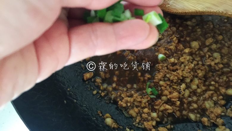 火山土豆泥,要出锅前撒上一点点小葱,就可以关火了。