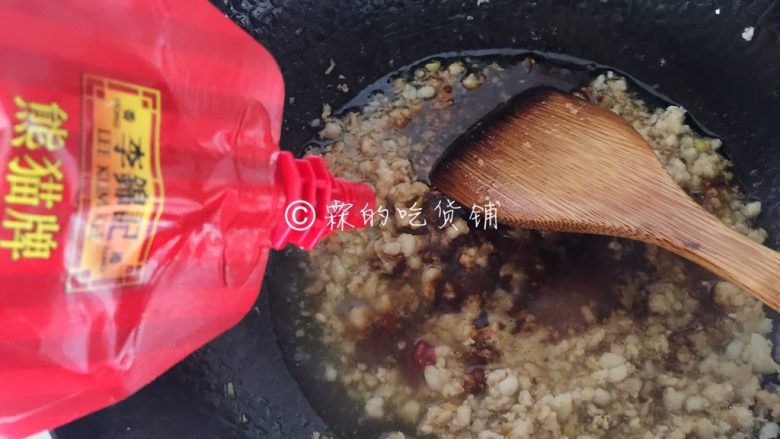 火山土豆泥,再加上一点点<a style='color:red;display:inline-block;' href='/shicai/ 699'>番茄酱</a>,翻炒炒匀。