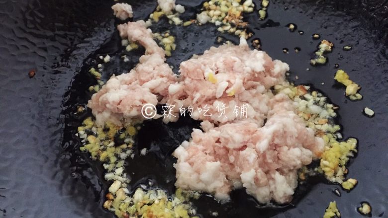 火山土豆泥,姜蒜爆香后,加入肉糜(不喜欢姜蒜的,也可以换成洋葱丁或者什么都不加,就直接做成红烧味的也行。)