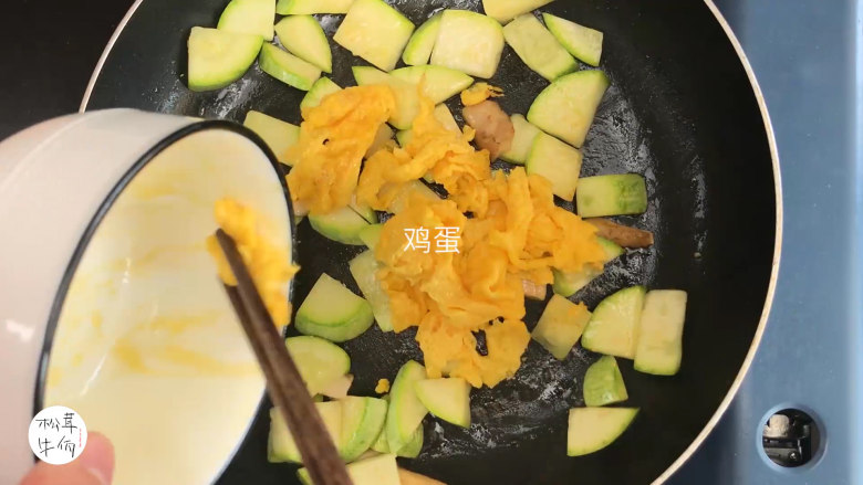 视频｜西葫芦松茸炒蛋｜牛佤松茸食谱,把鸡蛋回锅，倒入水淀粉，添入适量<a style='color:red;display:inline-block;' href='/shicai/ 724'>胡椒</a>和食盐，炒匀炒熟，即可出锅撒<a style='color:red;display:inline-block;' href='/shicai/ 3250'>葱</a>花享用。