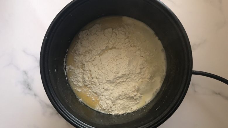 网红草莓脆皮泡芙,放入筛好的低筋面粉,迅速搅拌