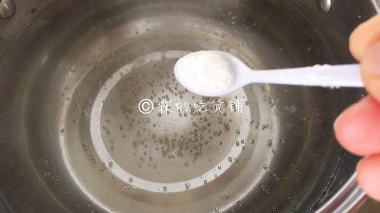 金牌葱姜巧烹蛏,锅里水烧开,加少许的盐,然后把蛏子放进去。