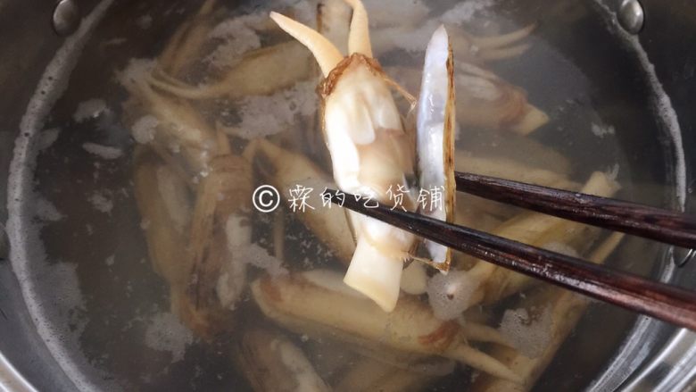 金牌葱姜巧烹蛏,烫至蛏子开口,捞出。
