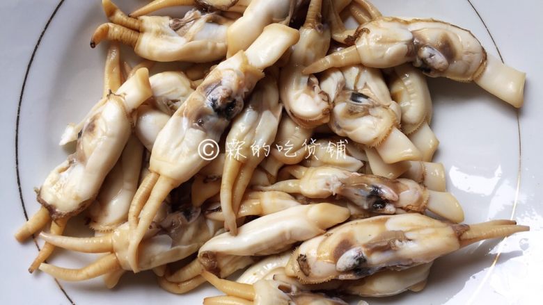 金牌葱姜巧烹蛏,随后,把肉肉挖出来。