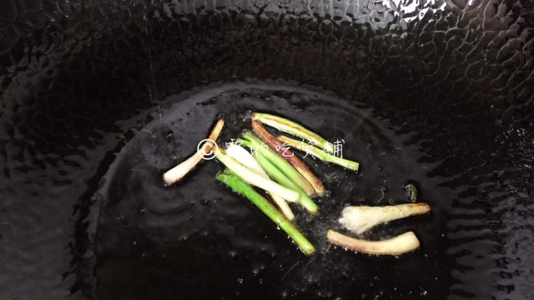 金牌葱姜巧烹蛏,接着,先做个葱油,油入锅,放适量的葱白段进去,小火煸至香味出来。