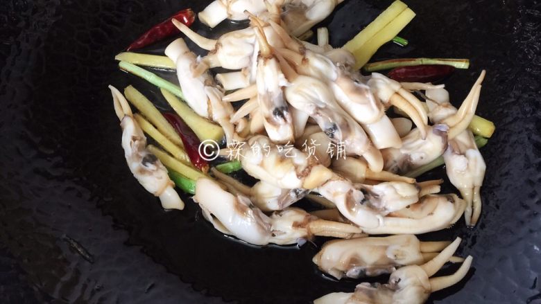 金牌葱姜巧烹蛏,把蛏子肉放进去,爆炒。