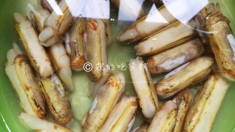 金牌葱姜巧烹蛏,<a style='color:red;display:inline-block;' href='/shicai/ 202'>蛏子</a>买回来后在淡盐水中浸泡一到两个小时,以便让它吐出泥沙。随后冲洗干净。