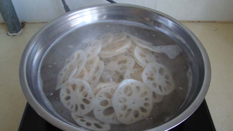 面若桃花:胭脂藕片,加白醋焯水后过凉(凉白开)控干