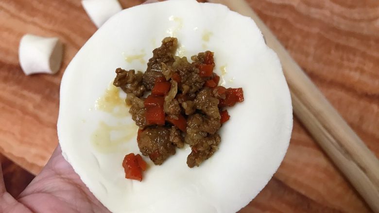 馒头包,包上喜欢的馅料。我这是胡萝卜肉馅,事先熬制过的。