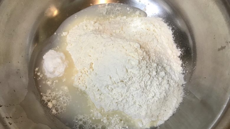 馒头包,注入清水,不要一次性加太多,慢慢加。