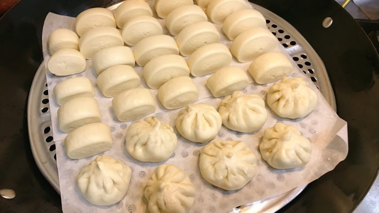馒头包,约15分钟。关火后,不能马上打开哦,放5分钟后再打开,这样面皮才不会回缩,表面很光滑。