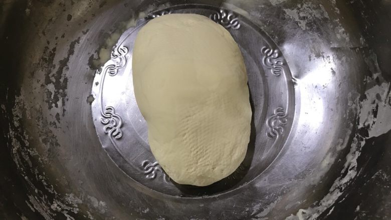 馒头包,一边揉面,一直到面团揉成光滑不粘手。