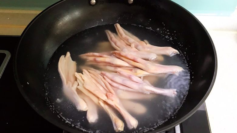 卤鸭爪,冷水下锅,水开后焯水4分钟