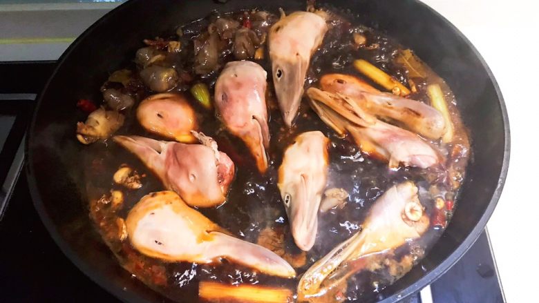 卤鸭爪,加入鸭头,大火烧开后煮20分钟