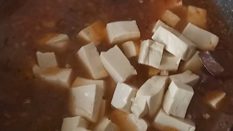 双色豆腐粉丝汤,水开后放入豆腐,血豆腐