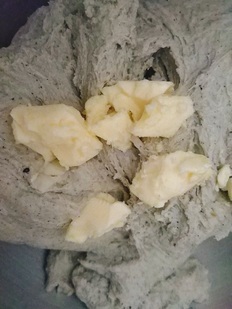 黑芝麻全麦核桃红枣软欧包~~安安原创,面包机一个iMix程序后加入黄油,黄油混合均匀后加盐,再一个iMix揉面程序;
厨师机里加入室温软化的黄油,调低档把黄油和面团充分揉和,加入盐,再调高档快速揉面至光滑到完全状态;